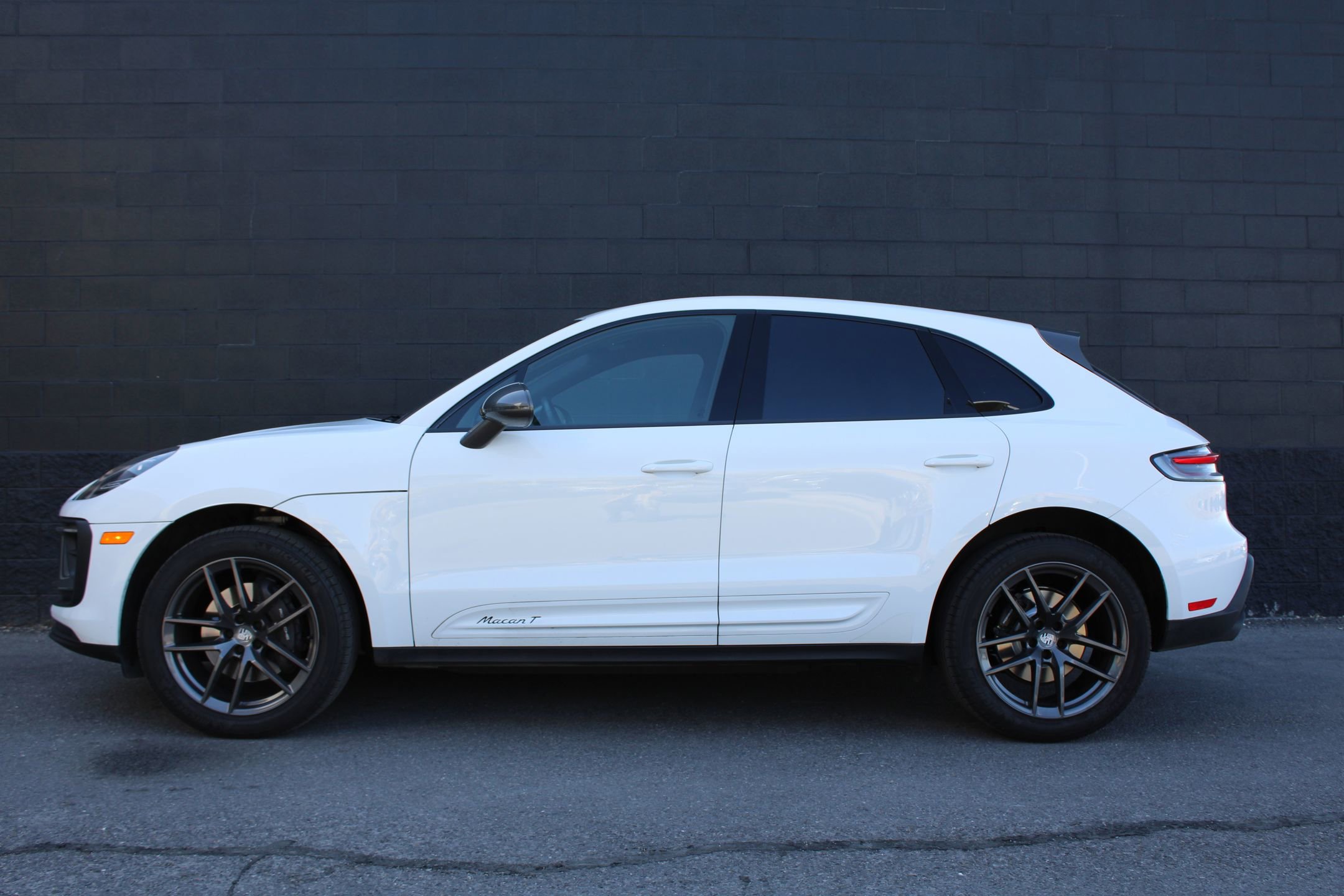 2023 Porsche Macan T photo 2