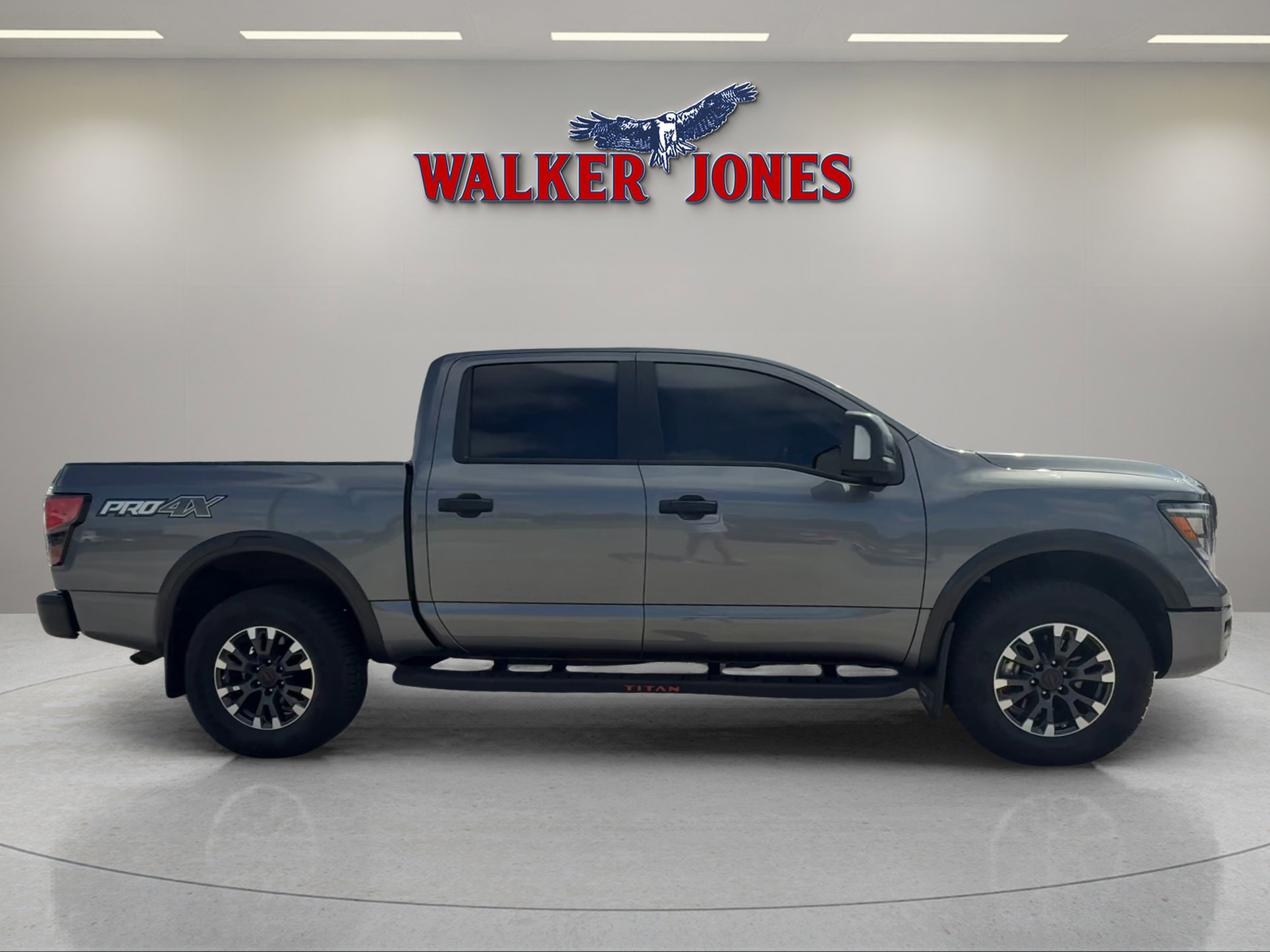 2024 Nissan Titan PRO-4X photo 2