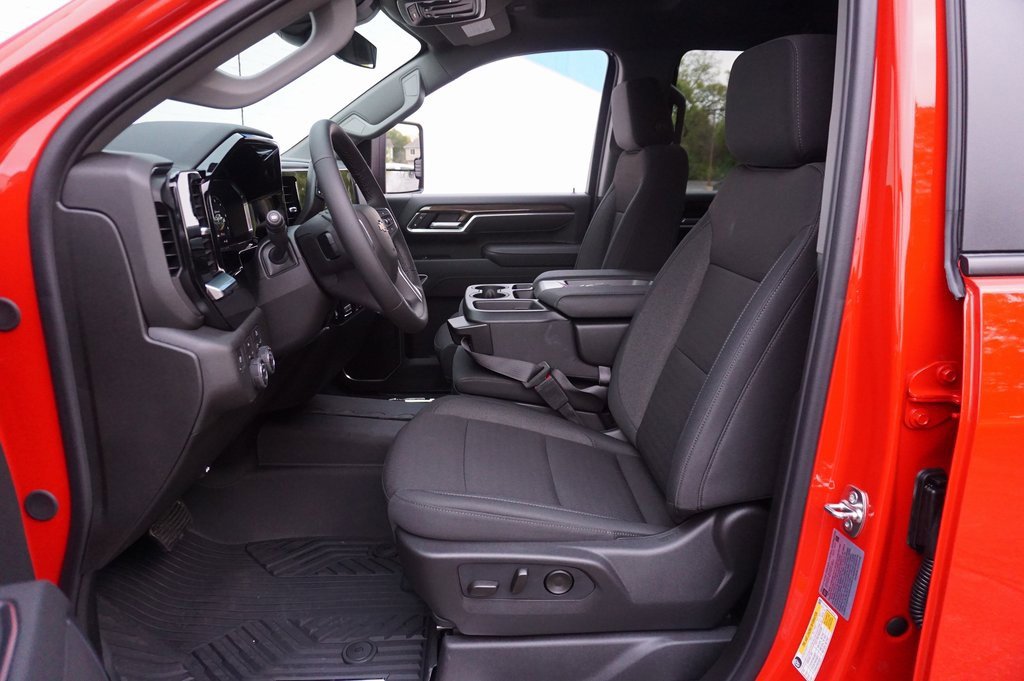 2026 Chevrolet Silverado 2500HD LT photo 9
