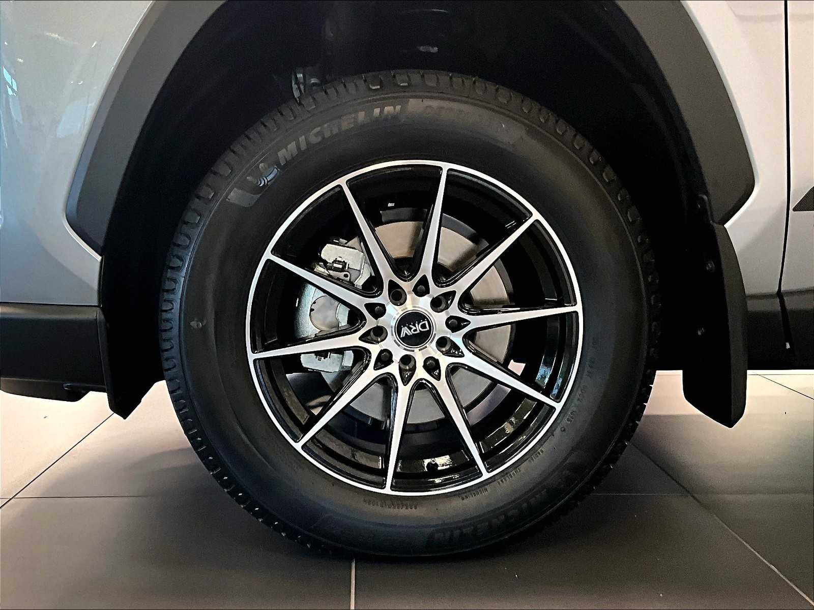 2025 Toyota RAV4 XLE photo 4