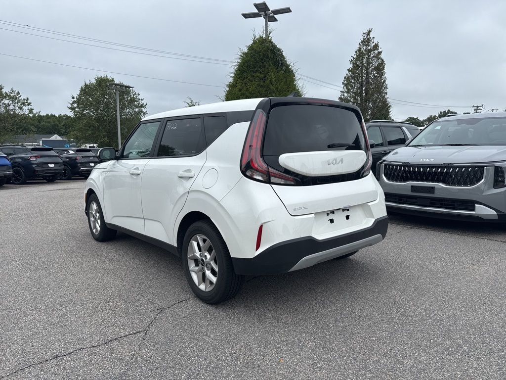 2023 Kia Soul LX photo 2