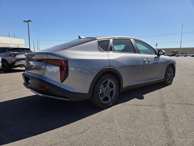 2025 Kia K4 LXS photo 3