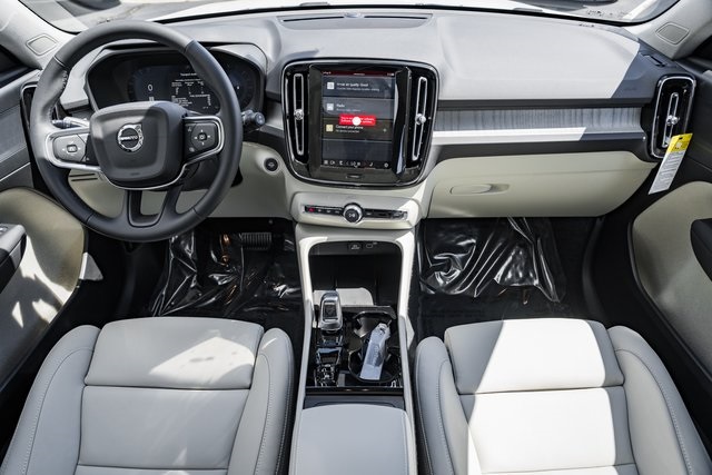 2025 Volvo XC40 Plus photo 16