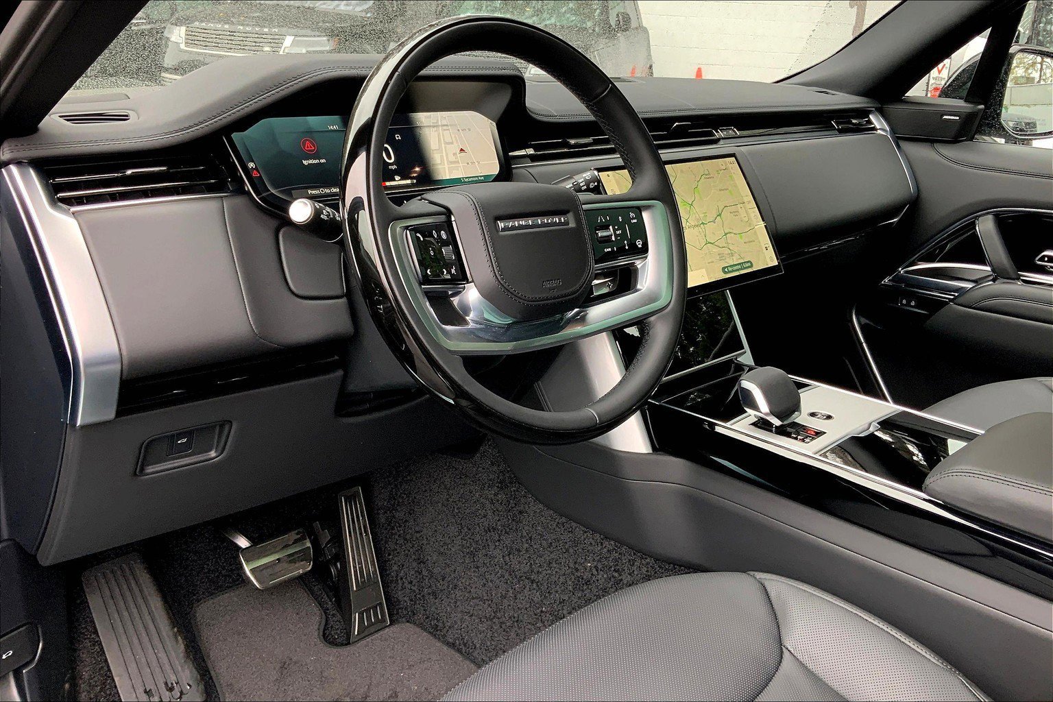 2025 Land Rover Range Rover SE photo 3