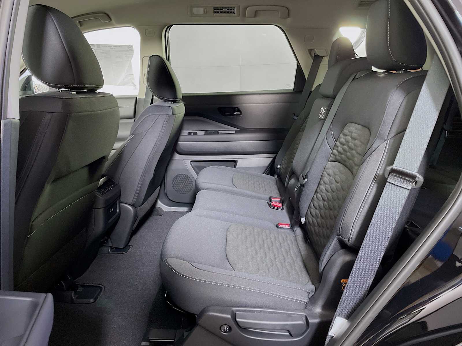 2025 Nissan Pathfinder SV photo 4