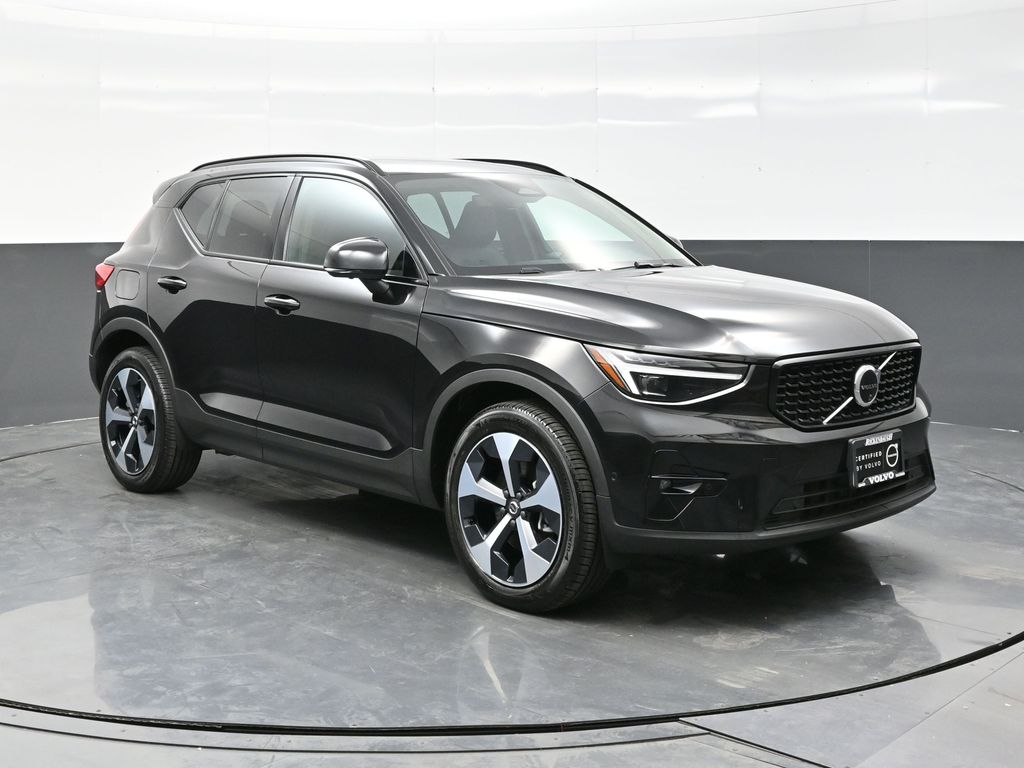 2025 Volvo XC40 Plus