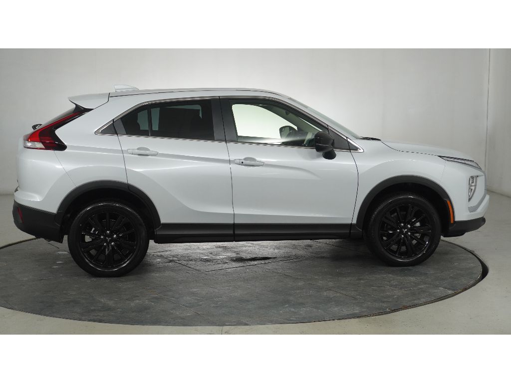 2024 Mitsubishi Eclipse Cross LE photo 2