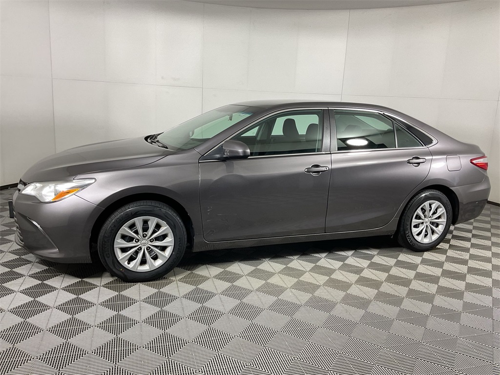 2016 Toyota Camry LE's photo