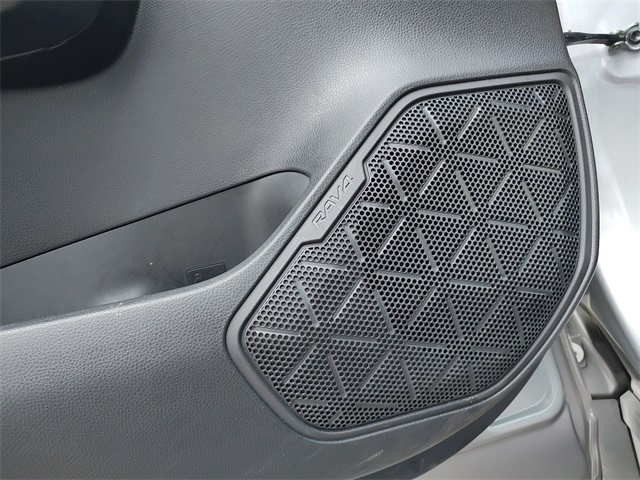 2022 Toyota RAV4 Hybrid XLE photo 31