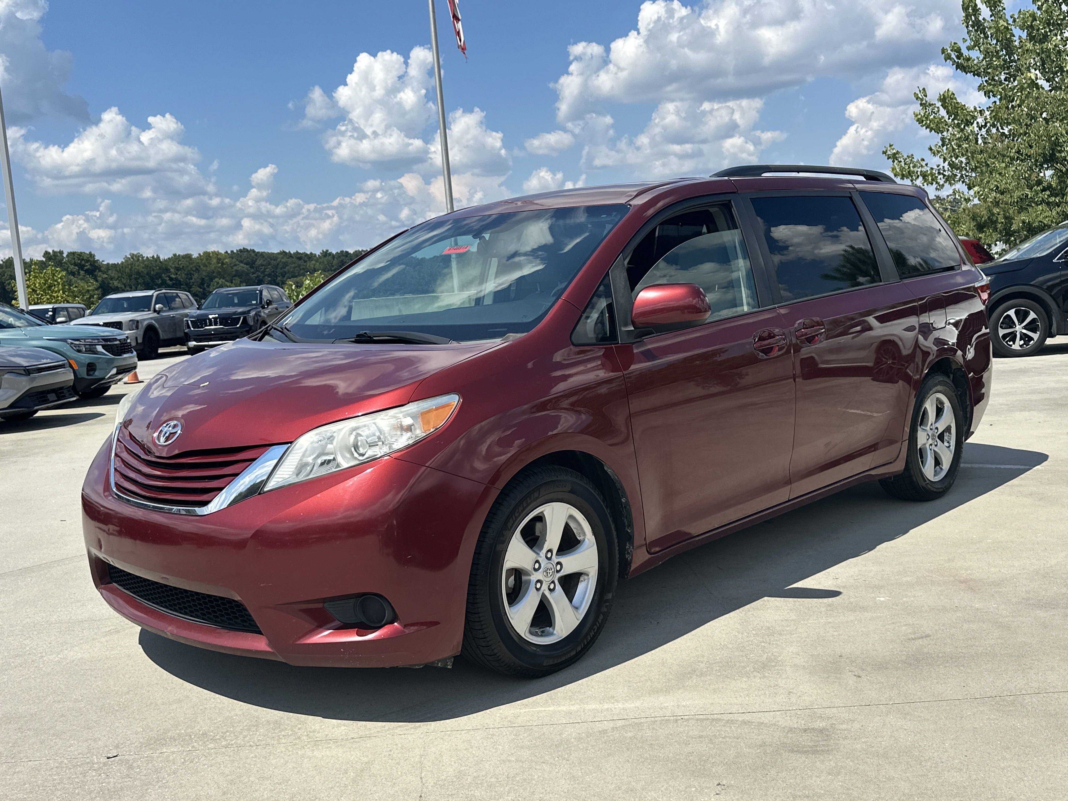 2015 Toyota Sienna LE photo 2