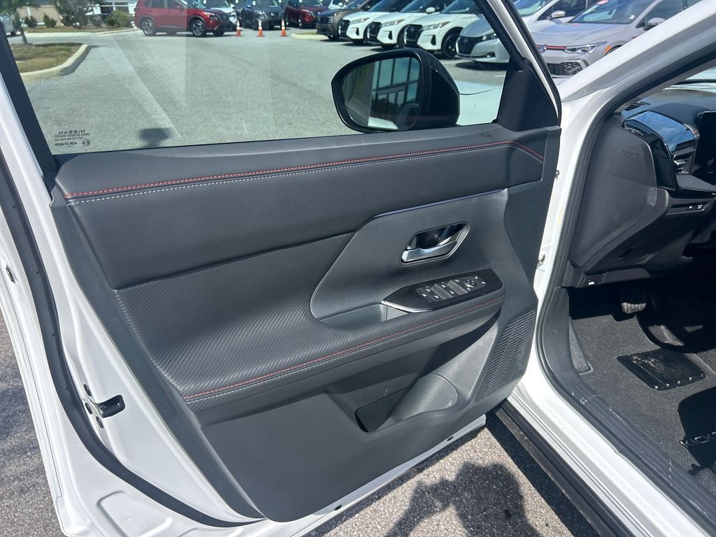 2026 Nissan Kicks SR photo 7