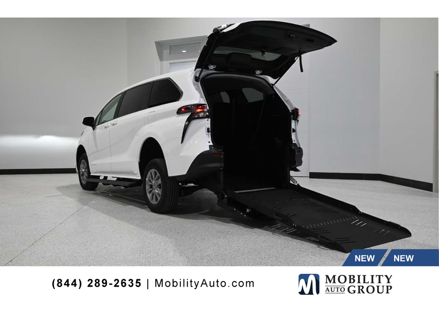 2025 Toyota Sienna LE's photo