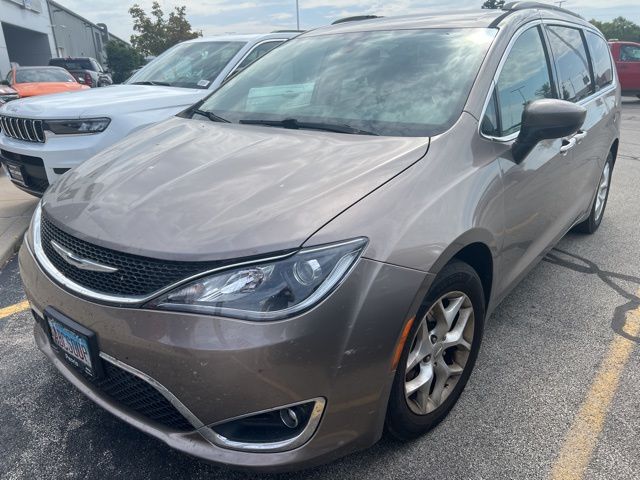 2017 Chrysler Pacifica Touring L photo 2