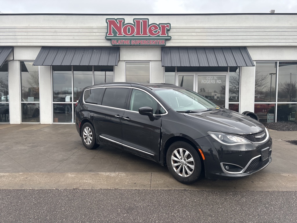 2017 Chrysler Pacifica Touring-L's photo