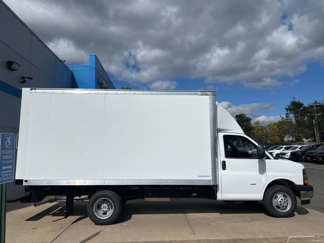 2024 Chevrolet Express Cutaway 3500 photo 2