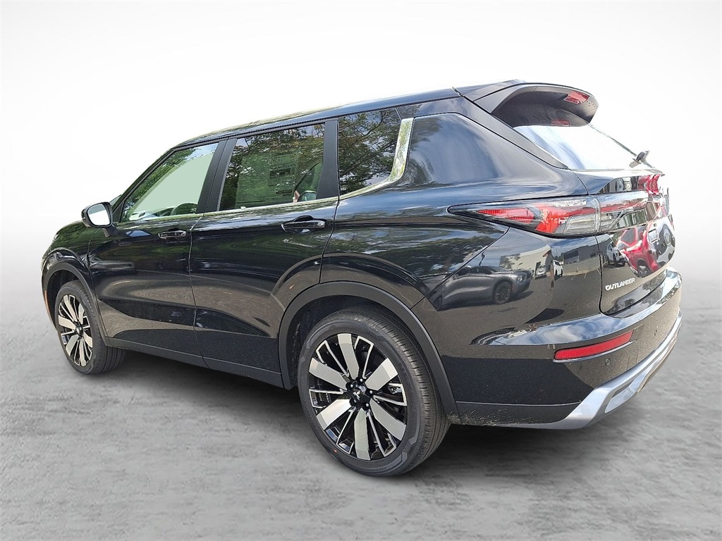 2025 Mitsubishi Outlander SE photo 3
