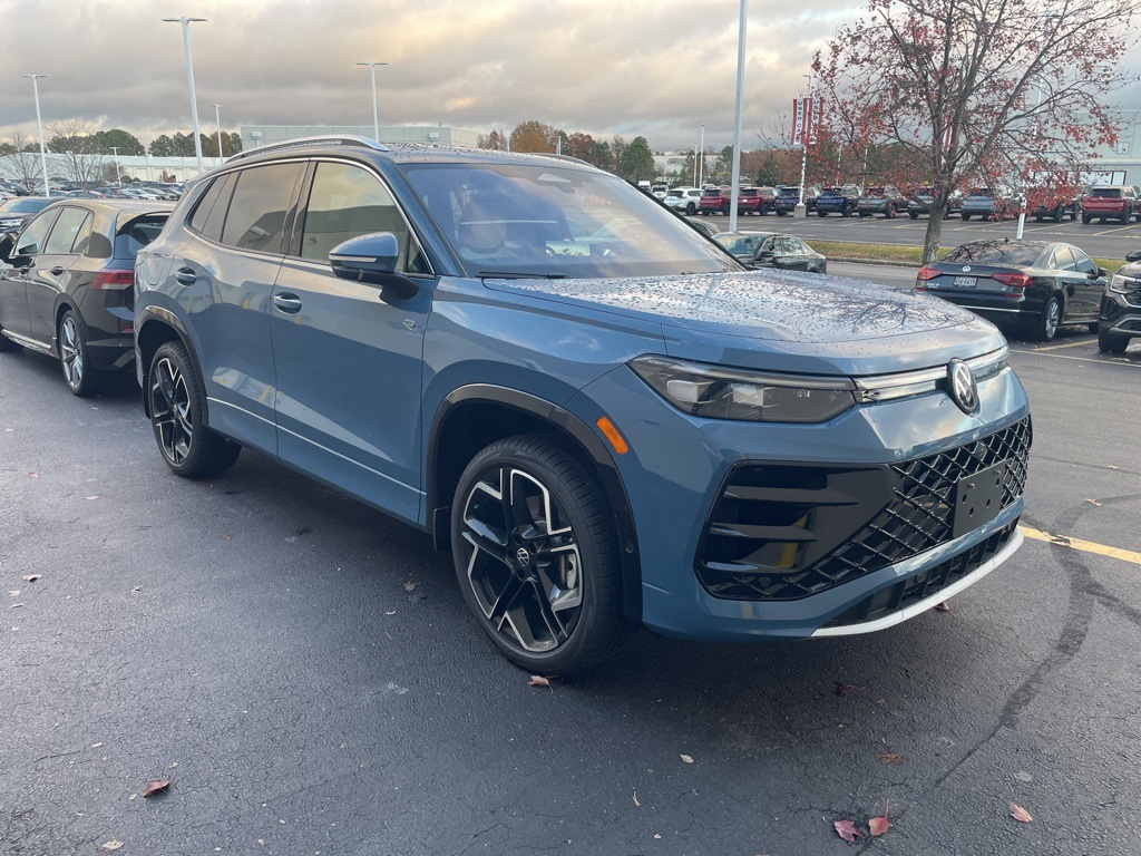 2026 Volkswagen Tiguan SEL R-Line photo 2