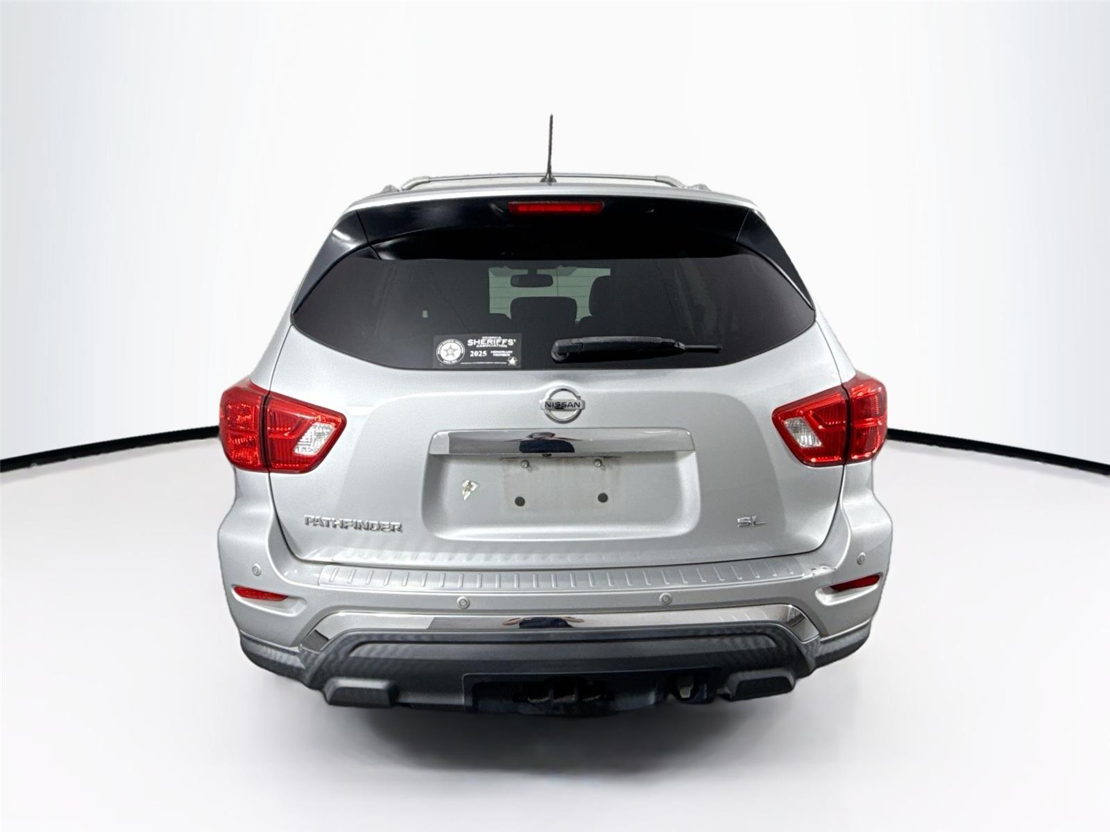 2017 Nissan Pathfinder SL photo 3