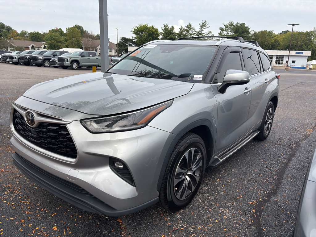 2021 Toyota Highlander XLE photo 2