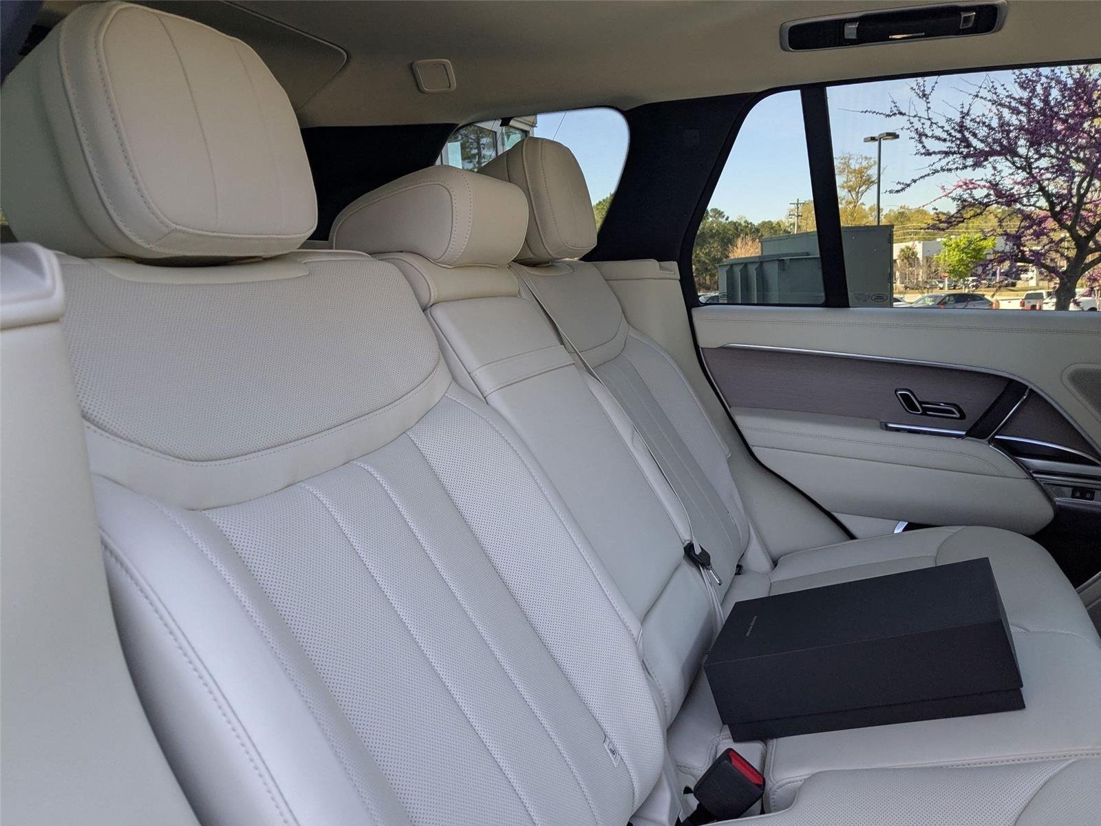 2025 Land Rover Range Rover SE photo 25