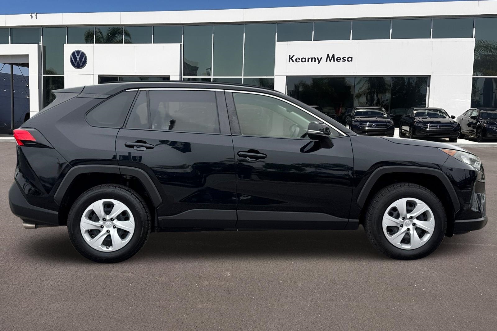 2019 Toyota RAV4 LE photo 3