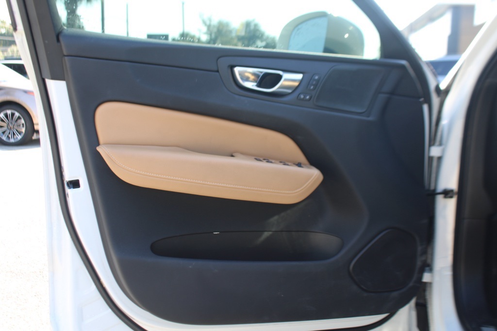 2020 Volvo XC60 T5 Inscription photo 9