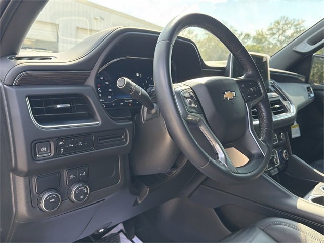 2023 Chevrolet Suburban LT photo 2