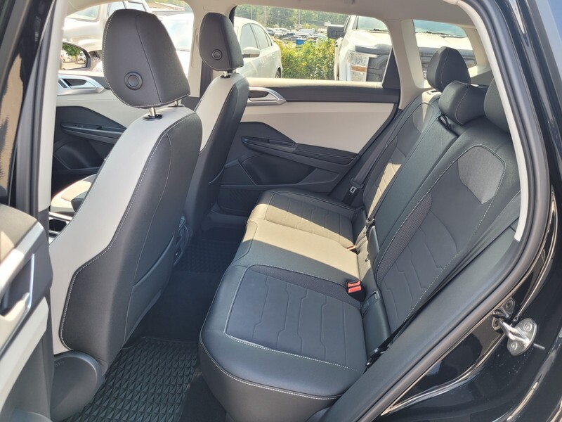 2025 Volkswagen Taos SE photo 4