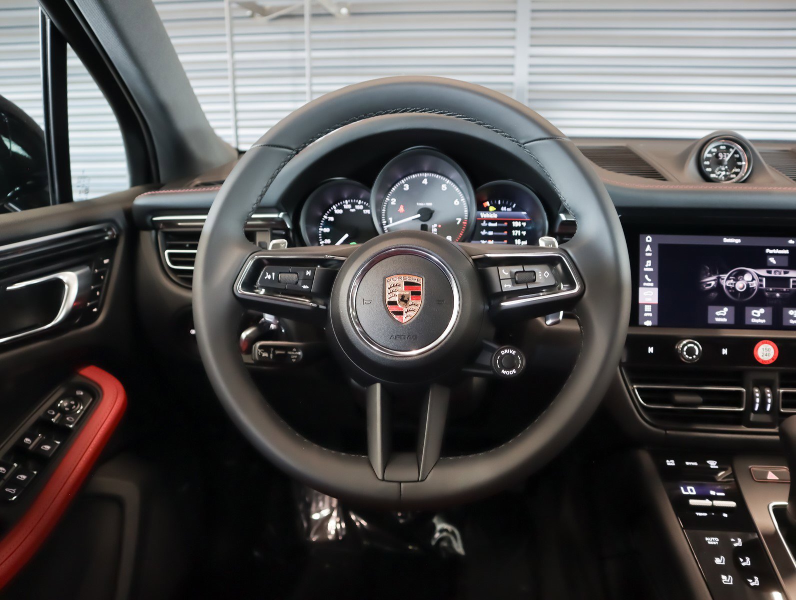 2025 Porsche Macan S photo 17