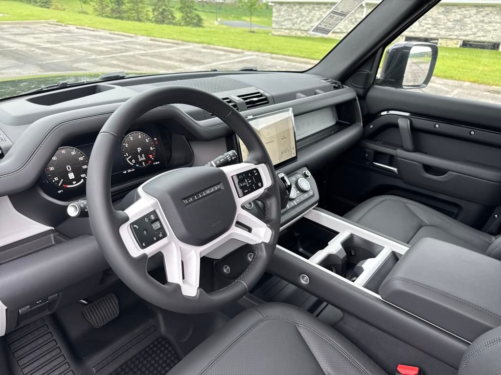 2025 Land Rover Defender 130 X-Dynamic SE photo 12