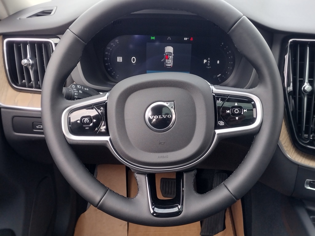 2026 VOLVO XC60 - Image 24