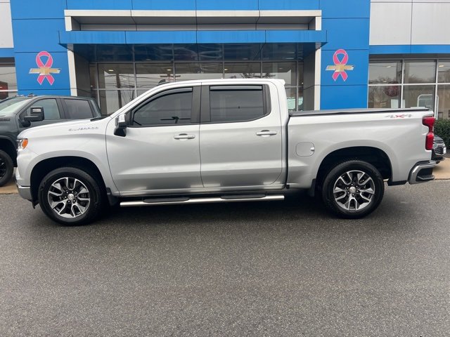2022 Chevrolet Silverado 1500 LT photo 2