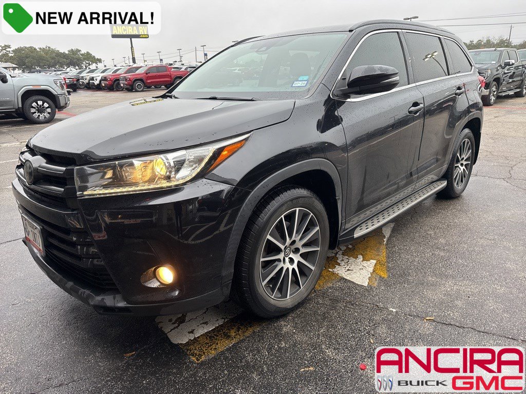 2017 Toyota Highlander SE's photo