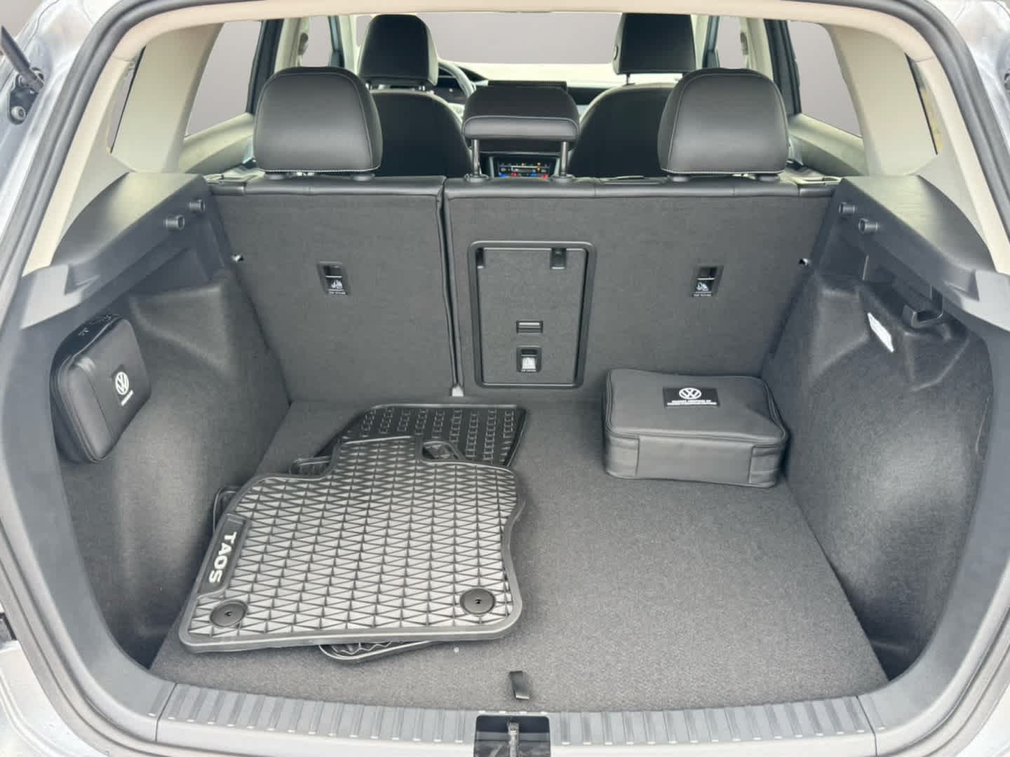 2025 Volkswagen Taos SE photo 33
