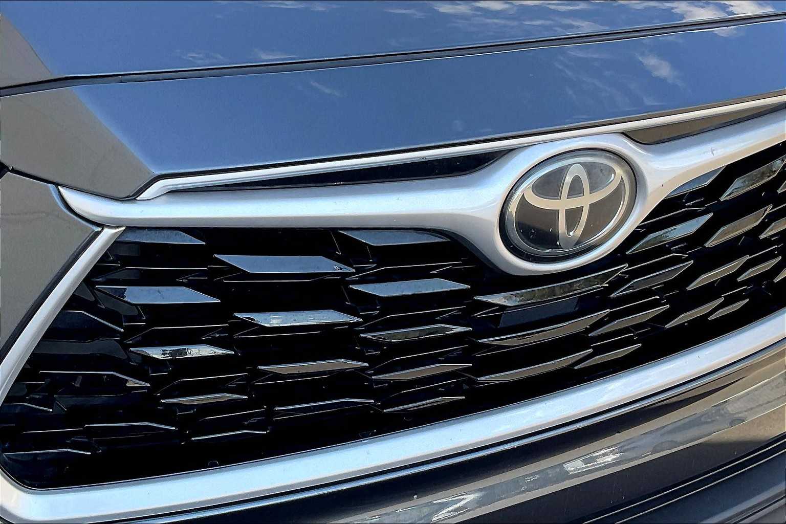2020 Toyota Highlander LE photo 29