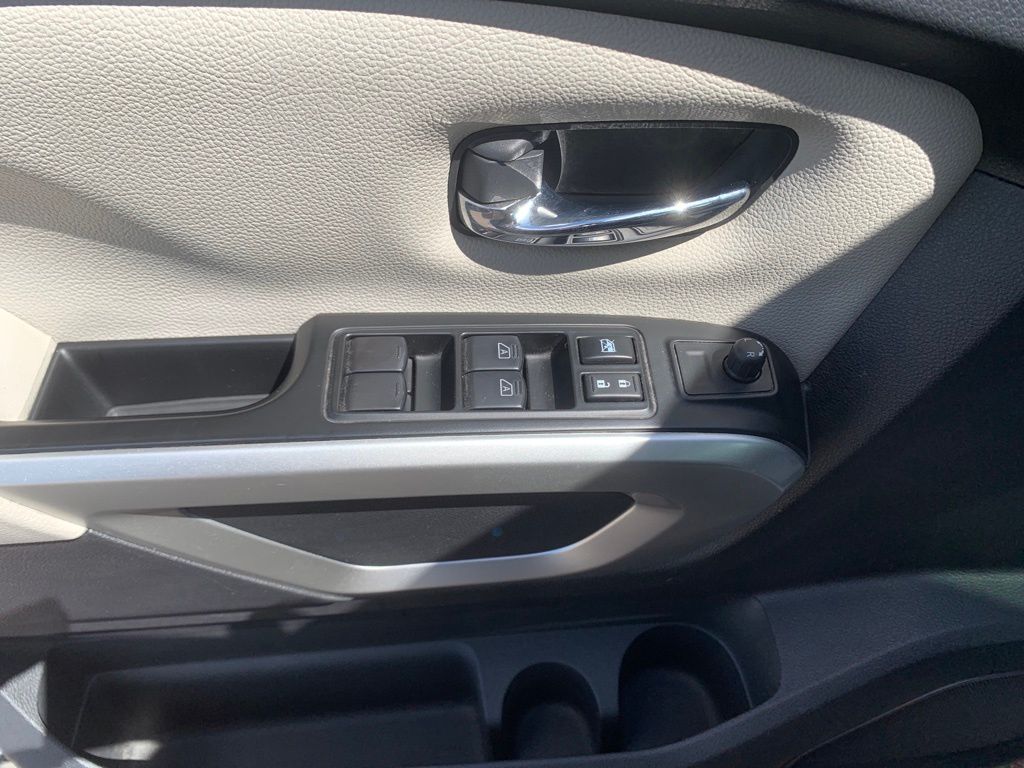 2023 Nissan Titan SV photo 9