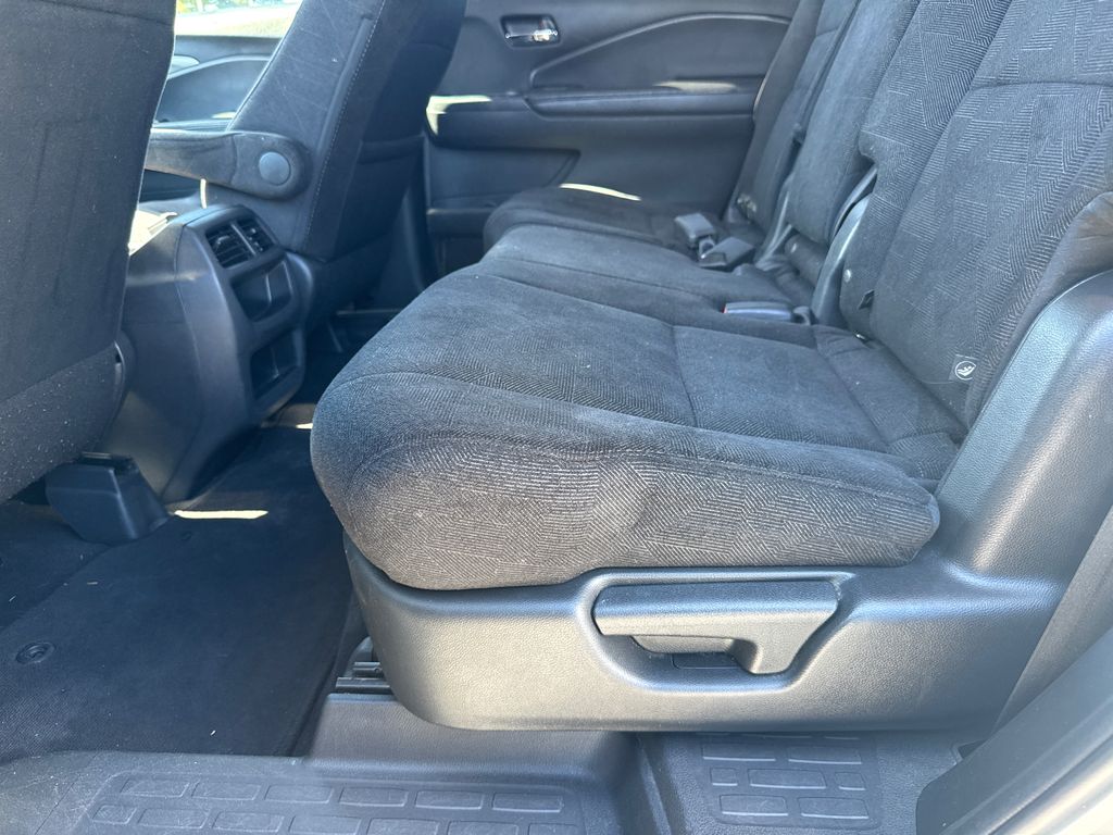 2019 Honda Pilot LX photo 19
