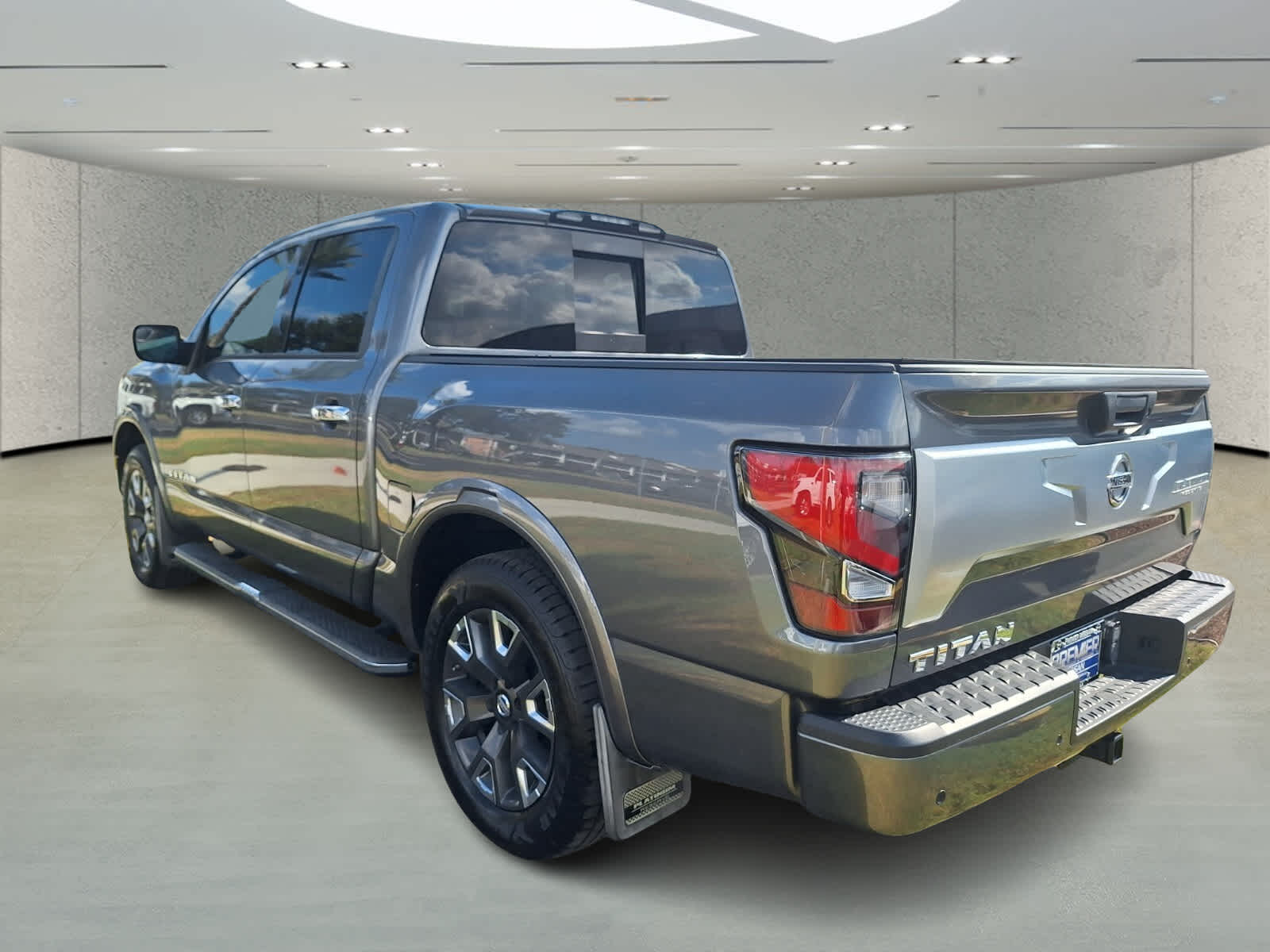 2021 Nissan Titan Platinum Reserve photo 3