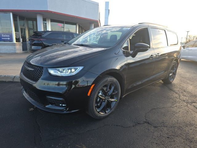 2026 Chrysler Pacifica photo 3