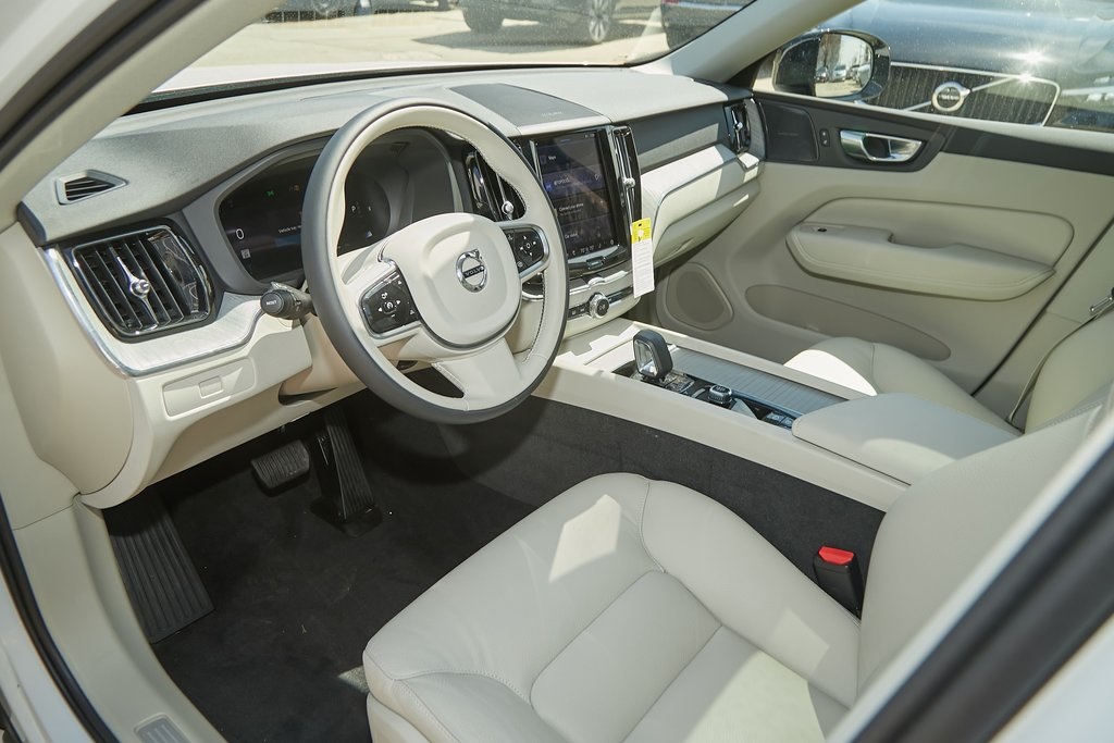 2025 VOLVO XC60 - Image 10