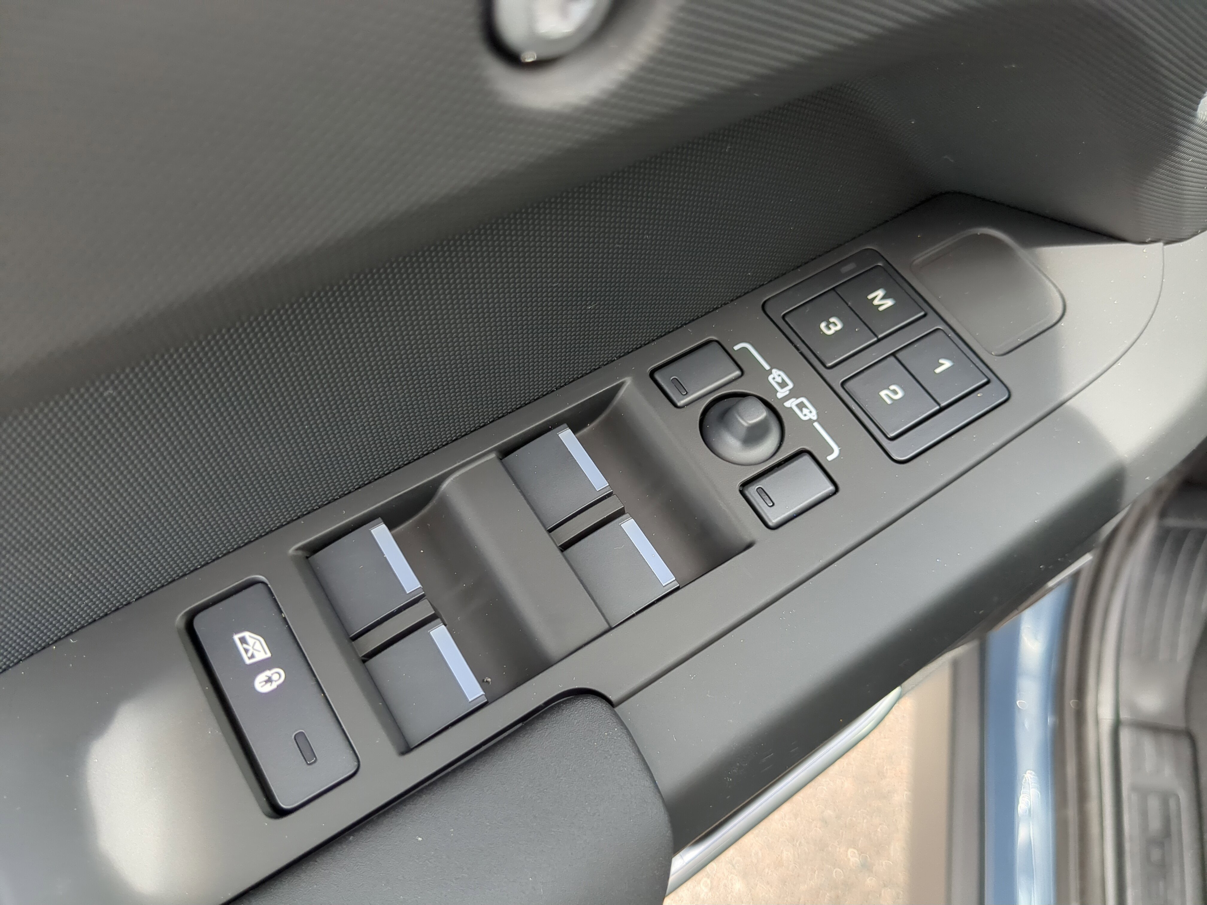 2025 Land Rover Defender 110 S photo 4