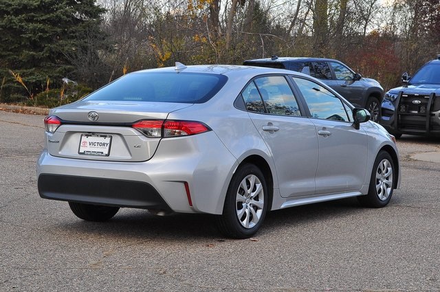 2024 Toyota Corolla LE photo 3