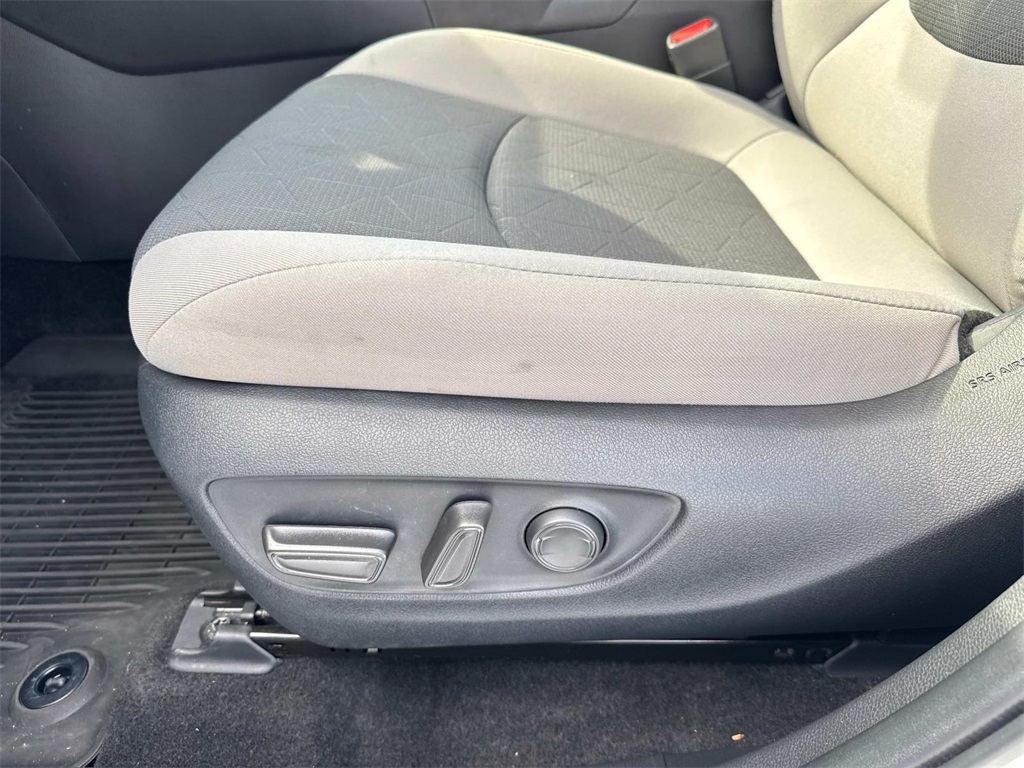 2022 Toyota RAV4 Hybrid XLE photo 16