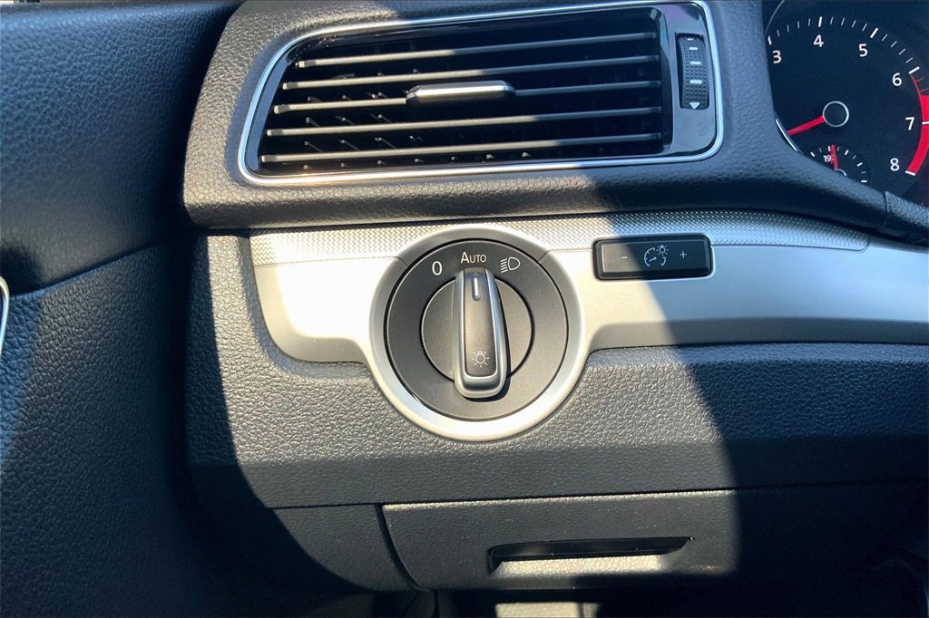 2019 Volkswagen Passat 2.0T Wolfsburg Edition photo 33