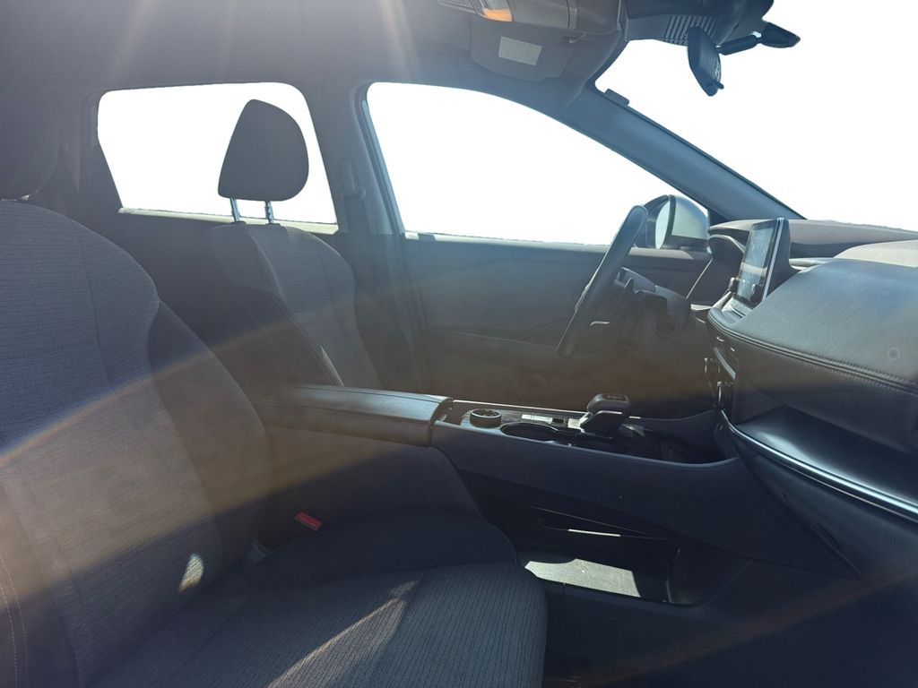 2023 Nissan Rogue SV photo 15