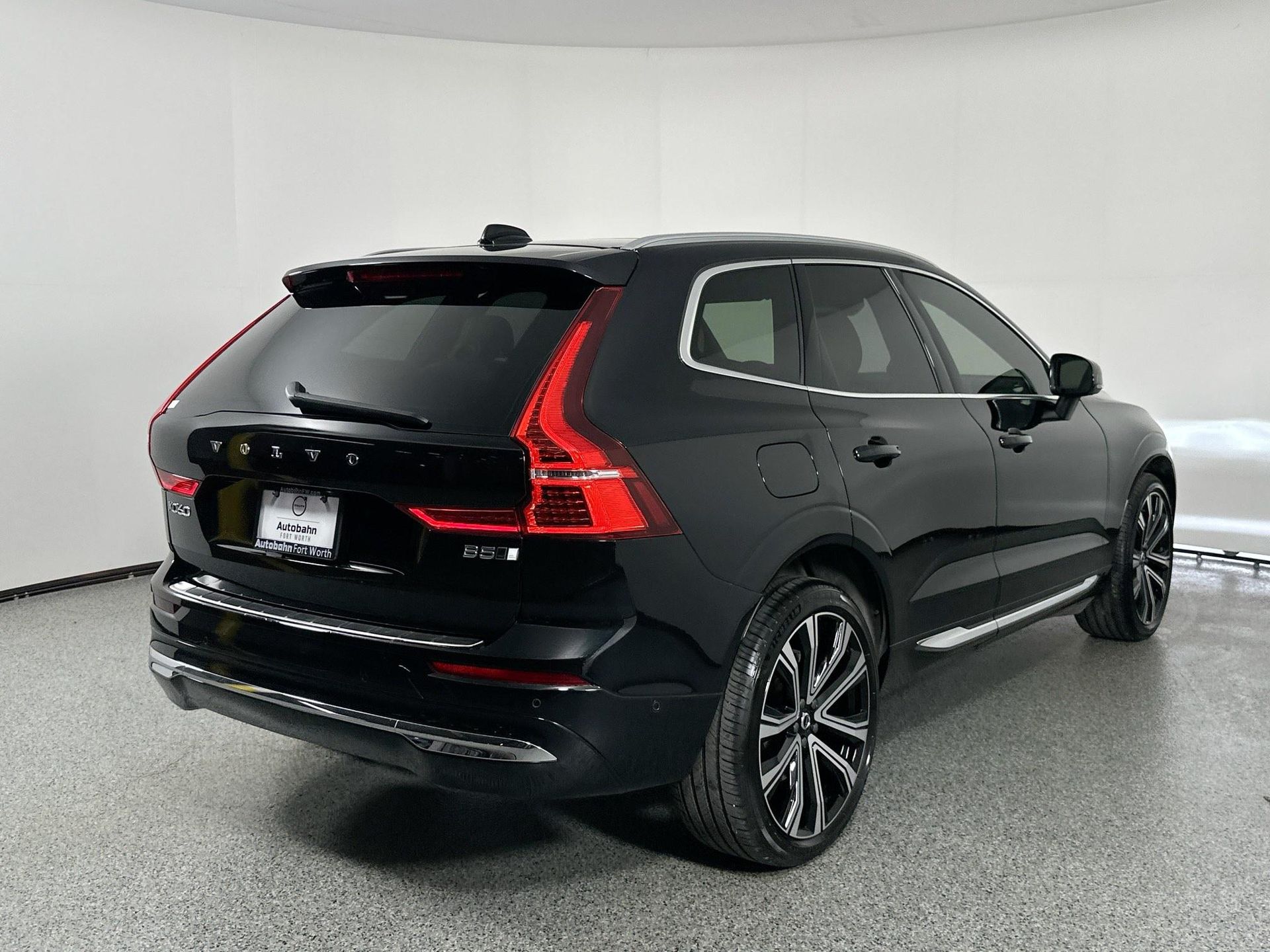 2023 Volvo XC60 B5 Ultimate photo 4