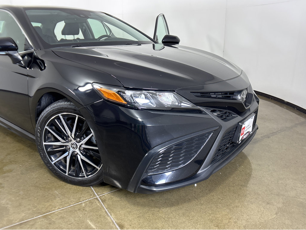 2022 Toyota Camry SE photo 3