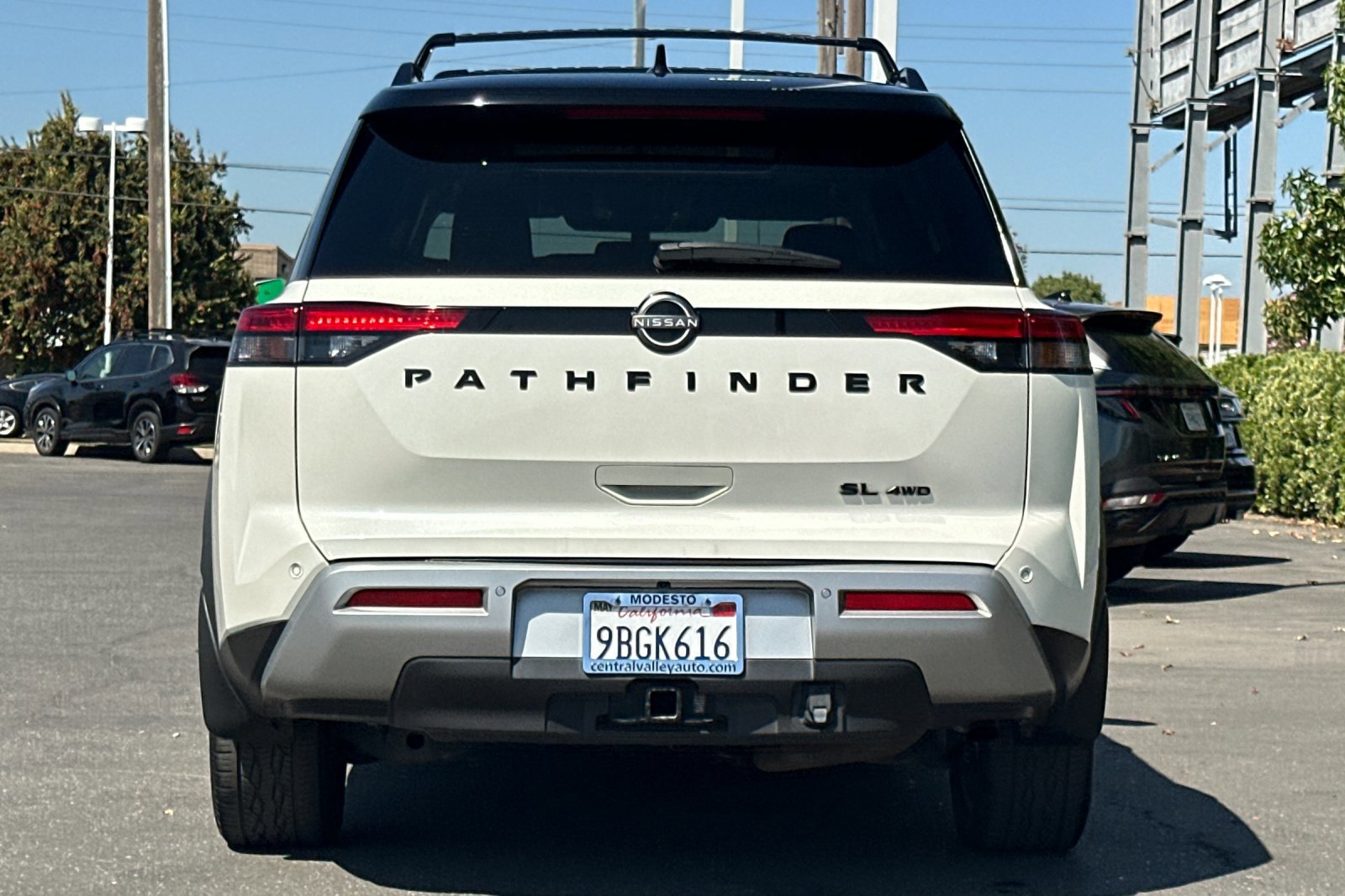 2022 Nissan Pathfinder SL photo 4