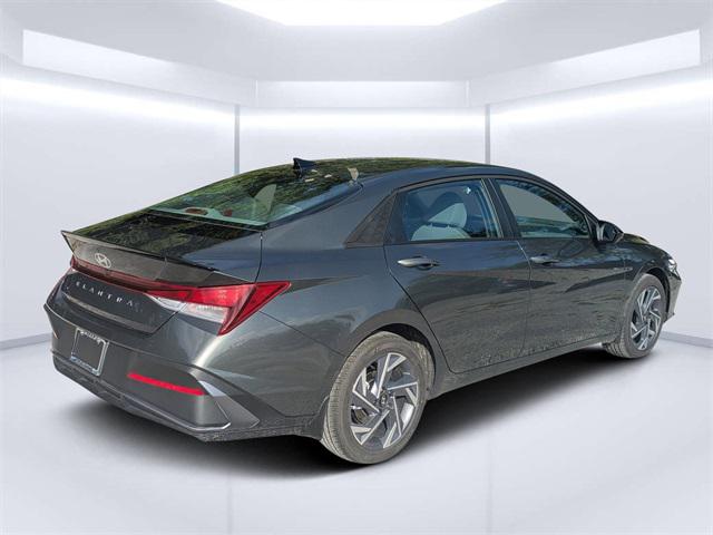 2025 Hyundai Elantra SEL Sport photo 3