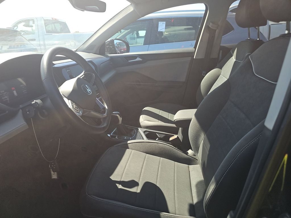 2024 Volkswagen Taos SE photo 8